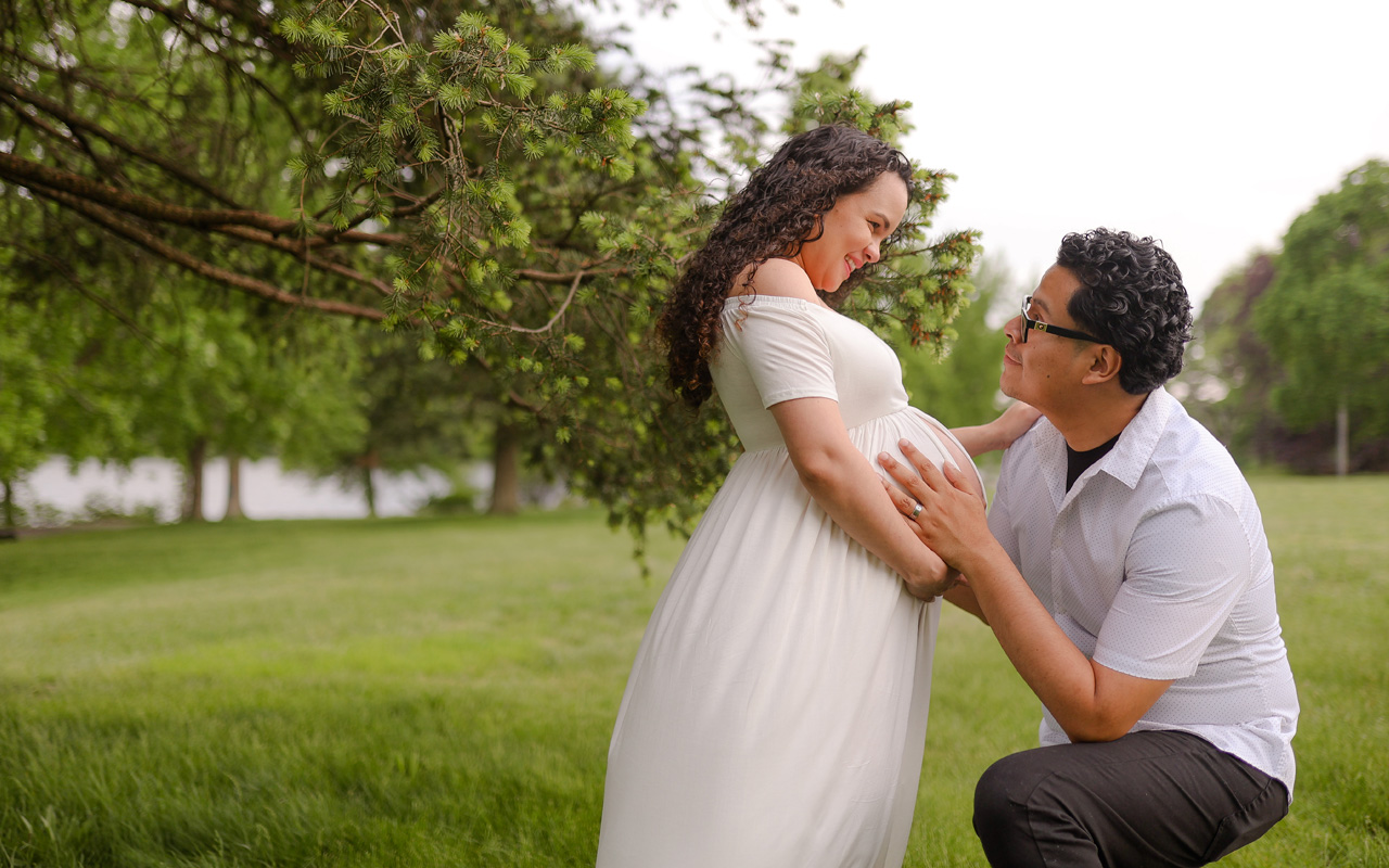 Pregnant BCBSRI member and her husband in a park